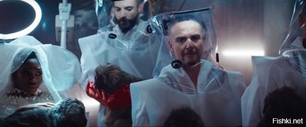 В клипе столько потаённых и двойных смыслов, что пересказывать заколебаешься.
Обычно я скептически отношусь к СПГСникам (СПГС - синдром поиска глубинного смысла, особенно там, где его и  впомине нет. Профзаболевание учителей, историков и особо упоротых фанатов литературы). Но - тут действительно смыслов заложено было ОЧЕНЬ много.

Например, о чём не упомянуто в статье:



Бой между нацистами и коммунистами. Где на это намёк? Внимательно можно посмотреть на Тилля с усами. Такие усы носил один художник (имя его, конечно, никому ничего не скажет) в 20-е, до того, как сменил имидж. 



Негра, как уже замечено - это Германия. 
А тут - уже явная отсылка к германскому гербу. Чёрно-золотому.


А тут - уже явная отсылка к германскому гербу. Чёрно-золотому.



Это крушение дирижабля "Гинденбург". Пинок в сторону США, которые отказались продавать гелий немцам. И, возможно, аллюзия на крушение Веймарской Германии, президентом которой был Гинденбург. 



Щенки. Говорят, что это не просто щенки. Это щенки, якобы, породы леонбергер, которая находилась на грани вымирания после первой мировой и Второй мировой войн, но, каждый раз эта порода возрождалась. Так что, если это действительно так, то в конце клипа пророчат не смерть ВСЕЙ Германии, а, наоборот, смерть этой самой "толерантной и мультикультурной" и возрождении новой Германии.



Вот, из-за чего  возбудились евреи. Ну, если бы они не возбудились, то я бы лично удивился.
Чтобы евреи лишний раз не поплакались за Холокост? А тут такая щикарная причина, можно с этого щикарный гешефт поиметь! Как же они задолбали со своим вечным плачем, обиженки долбанные! Хотя - по сути, сами - нацики ещё те.
Но - смотрим на нашивки. Итак, у нас вешают (судя по нашивкам) гомосексуалиста, еврея, коммуниста (или просто политического) и асоциального элемента. 
Но-евреи увидели то, что хотели увидеть.
Хотя - посыл тут явно антифашистский. К этому ведёт и взлетающие на фоне виселицы "ФАУ" (отсылка к Пенемюнде, где работали заключённые, которые потом были уничтожены) и "Германия" в СС-овской форме с повязкой на глазу:


А вот ещё один символ, повторяющийся два раза с некоторыми видоизменениями:


Обратите внимание (здесь плохо видно - можно посмотреть в клипе) на негру. На ней - ошейник.

Он виден на 1.15 минуте и на 2.36 минуте.
Это указание на оковы, которыми была скована Германия в 20-е годы (эпизод с Германией в инвалидной коляске, там ошейник из золота и стали) и после Второй мировой - тут ошейнику золотой. Символ оков (Версальского договора и послевоенного раздела), сковывающих Германию.


Также, во многих сценах мы видим красные лазерные лучи.  Они, как бы, являются связующим звеном, связывают историю Германии в единое целое.

Ещё - сцены в будущем, когда люди в скафандрах рассматривают артефакты, оставшиеся от Германии. Получается так, что потомки смотрят на созданное своими великими предками, как на диковинку, как на обломки былой великой цивилизации, в будущем, утраченной.
Это как мы сейчас смотрим на какую-нибудь заброшенную всесоюзную стройку, гигантские сооружения, которые сейчас разворованы и разграблены.

Тут, думаю,  ещё многое из смыслов нами упущено (многое из этого я и сам не заметил бы, если бы не прочитал обсуждения под видео).
Мы - не немцы, и часть контекста нами понята быть не может в принципе.

Но клип - получился замечательный в визуальном  и смысловом плане.