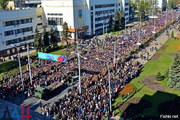 Верно подметил ты, кстати.
Как хоронят солдат Украины, ставя "свободных" людей в грязь на колени (по примеру польских панов):


И как провожают в последний путь "оккупированные" жители Донбасса своих Героев: