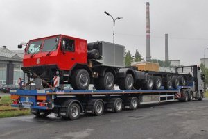 Вы забыли чешскую Tatra...
На картинках шасси для установки буровой вышки. И под разведочное бурение, когда непонятно стоит ли сыпать дорогу и площадки по первому слою (по тундре): а вдруг там ничего нет? 
Колесная формула 16х8х12: 8 осей, 4 ведущих, 6 управляемых. В данном случае (с этими мостами и шинами по выбору заказчика) полная масса была ограничена  84 тонны. Опционально можно сделать 18х18 и довести полную массу одиночного автомобиля до 96 тонн. 
На картинках шасси на спецтрассе на полигоне завода в Копрживнице - есть такой городок в 40 км от Остравы. И так работает независимая подвеска всех осей и мостов. Оцените расположение колес, однако платформа под настройку с дорогостоящим оборудование стоит практически горизонтально. Также показаны разворот, и как ее увозили с завода (деревянный ящик это ЗИП)... Кстати, осевая нагрузка позволяет движение по дорогам общего пользования, хотя могут быть проблемы с прохождением поворотов...
Интересна силовая установка (серая "коробка" за кабиной). Используется дизельный двигатель Caterpillar C-32 объемом в 32 литра, мощностью 1132 л.с. с моментом в 5143 Ньютона и 6-ступенчатая автоматическая коробка Allison серии "8000". Но так такой момент просто порвет все мосты, использованы две раздатки. Посему на трансмиссию идет не более 30 процентов мощности, но на привод буровой - все 100. 
Кстати, обратите внимание, что моторный отсек с "ушами" для снятия, например, краном или вертолетом. Здесь идея в том, что при необходимости ремонта силовой установки всю машину (с вышкой) с объекта гнать не нужно: забрали ящик, решили проблемы на базе, вернули... Идея интересная, но... 
По моим данным установка работает по сланцам в Канаде... Еще один минус: это точно не для ракет, когда есть безумное бюджетное финансирование...