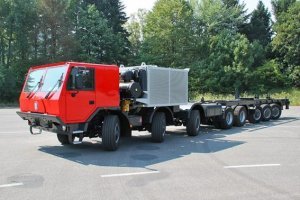 Вы забыли чешскую Tatra...
На картинках шасси для установки буровой вышки. И под разведочное бурение, когда непонятно стоит ли сыпать дорогу и площадки по первому слою (по тундре): а вдруг там ничего нет? 
Колесная формула 16х8х12: 8 осей, 4 ведущих, 6 управляемых. В данном случае (с этими мостами и шинами по выбору заказчика) полная масса была ограничена  84 тонны. Опционально можно сделать 18х18 и довести полную массу одиночного автомобиля до 96 тонн. 
На картинках шасси на спецтрассе на полигоне завода в Копрживнице - есть такой городок в 40 км от Остравы. И так работает независимая подвеска всех осей и мостов. Оцените расположение колес, однако платформа под настройку с дорогостоящим оборудование стоит практически горизонтально. Также показаны разворот, и как ее увозили с завода (деревянный ящик это ЗИП)... Кстати, осевая нагрузка позволяет движение по дорогам общего пользования, хотя могут быть проблемы с прохождением поворотов...
Интересна силовая установка (серая "коробка" за кабиной). Используется дизельный двигатель Caterpillar C-32 объемом в 32 литра, мощностью 1132 л.с. с моментом в 5143 Ньютона и 6-ступенчатая автоматическая коробка Allison серии "8000". Но так такой момент просто порвет все мосты, использованы две раздатки. Посему на трансмиссию идет не более 30 процентов мощности, но на привод буровой - все 100. 
Кстати, обратите внимание, что моторный отсек с "ушами" для снятия, например, краном или вертолетом. Здесь идея в том, что при необходимости ремонта силовой установки всю машину (с вышкой) с объекта гнать не нужно: забрали ящик, решили проблемы на базе, вернули... Идея интересная, но... 
По моим данным установка работает по сланцам в Канаде... Еще один минус: это точно не для ракет, когда есть безумное бюджетное финансирование...