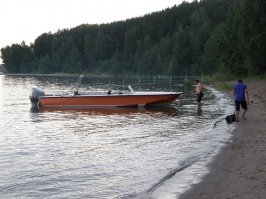 У меня друг поставил на свой катер ,лодочный двигатель Хонда 225 лошадок - очень резвый получился )