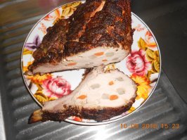 В основном для красоты. Делаю иногда так - морковку и сало длинными брусочками по пол сантиметра примерно толщиной. Загоняешь с торца куска с помощью узкого ножа. Нарезанное сало упирается, поэтому приходится его подмораживать. Плюс сало даёт сочности куску мяса, так суховато.  На срезе получается кусочки как колбаса шпигованная вперемешку с морковкой.  Меня как то на празднике спросили - ты что, с ружья в мясо морковкой стрелял? )))
Вот так получается, можно покучнее делать, будет только лучше.