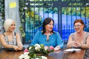 Говорят за бугром вот эта передача шибко популярная. Только там её смотрят не бабушки и любительницы Стаса Михайлова, а как юмористическое фрик-шоу