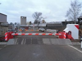 А чего вы его минусуете, не видели ещё? Вот такие, с одной стороны привод со второй замок. Не дай бог умудриться заехать туда вовнутрь.