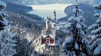У меня Замок Эльц в зиму фотообоина на всю стену была в спальне, напротив кровати. Класс!