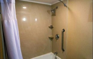 Потому-что только у них, 
такой жутко неудобный душ, торчащий из стены в ванной.