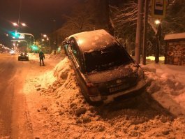 ну какбы какойто недополный привод у нее. Клиренс небольшой. С такими показателями можно у нас в черте питера застрять . Особенно в сугробе как в это году