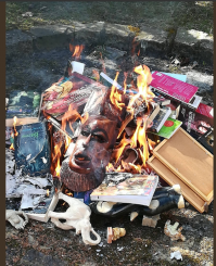В Польше ксендзы публично сожгли несколько книг, включая серию о Гарри Поттере.
ВАРШАВА, 1 апреля. /ТАСС/. Группа ксендзов при помощи прислужников в воскресенье сожгли у одного из костелов Гданьска несколько книг, которые, по их мнению, противоречат христианскому учению и слову Божьему. Среди таких книг оказалась книжная серия о Гарри Поттере.

Фотографии произошедшего быстро распространились в польском интернет-пространстве, вызвав неоднозначную реакцию общественности. На снимках видно, как священники бросают несколько книг и атрибутов других мировых религий в коробку, которую выносят за пределы костела и, свалив в большую кучу, поджигают в кругу из камней. Действо сопровождается молитвой.

Интернет-пользователи назвали это показательное аутодафе "фанатичным мракобесием". Некоторые нарекли ксендзов инквизиторами. Другие напомнили, что в ХХ веке книги на костре жгли нацисты в гитлеровской Германии.