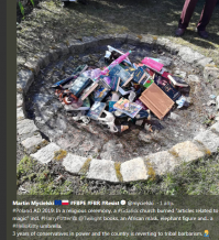 В Польше ксендзы публично сожгли несколько книг, включая серию о Гарри Поттере.
ВАРШАВА, 1 апреля. /ТАСС/. Группа ксендзов при помощи прислужников в воскресенье сожгли у одного из костелов Гданьска несколько книг, которые, по их мнению, противоречат христианскому учению и слову Божьему. Среди таких книг оказалась книжная серия о Гарри Поттере.

Фотографии произошедшего быстро распространились в польском интернет-пространстве, вызвав неоднозначную реакцию общественности. На снимках видно, как священники бросают несколько книг и атрибутов других мировых религий в коробку, которую выносят за пределы костела и, свалив в большую кучу, поджигают в кругу из камней. Действо сопровождается молитвой.

Интернет-пользователи назвали это показательное аутодафе "фанатичным мракобесием". Некоторые нарекли ксендзов инквизиторами. Другие напомнили, что в ХХ веке книги на костре жгли нацисты в гитлеровской Германии.