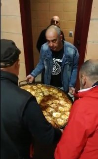 Тот, который в черной футболке очень напомнил одного персонажа...
