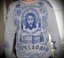 На Титомире  подобную футболку видел лет 10 назад, от какой-то питерской модельерши.
На алике тоже полно всякого похожего.