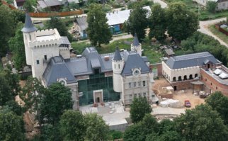 второй человек в Сталинском СССР..
..и дача певички с изврашенцкм-геронтофилом
-