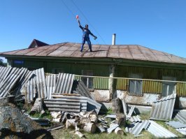 Тоже был печальный опыт с дачей. Автомобильные пробки, теснота, и, самое главное - шумные соседи со всех сторон. Продал, купил в 2013 году старый домик в деревне за 100 км от города. В деревне всего 20 домов, постоянно живут только в четырех. Выглядело все это печально, зато вокруг тишина, Лес, река, озеро рядом, красота.