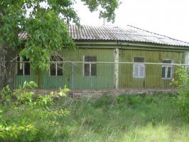 Тоже был печальный опыт с дачей. Автомобильные пробки, теснота, и, самое главное - шумные соседи со всех сторон. Продал, купил в 2013 году старый домик в деревне за 100 км от города. В деревне всего 20 домов, постоянно живут только в четырех. Выглядело все это печально, зато вокруг тишина, Лес, река, озеро рядом, красота.