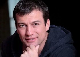 Не помнб точно конец 90х или уже начало 2000х, но нвспомнилось... Антон Чернышев в рекламе пива "Столичное"