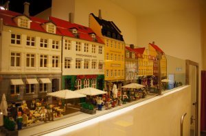 В магазине LEGO в Копенгагене тоже неплохие фигуры, картина метра 4 высотой на входе и местные достопримечательности