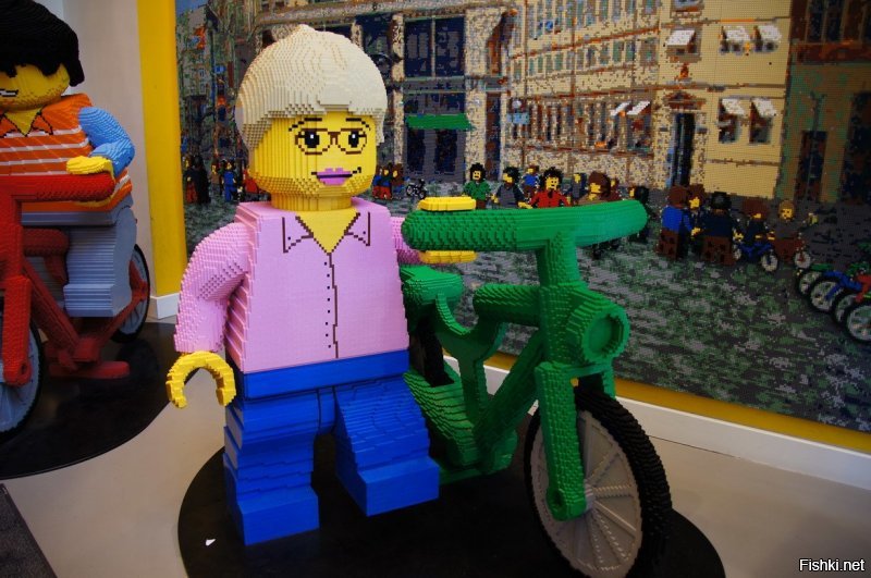 В магазине LEGO в Копенгагене тоже неплохие фигуры, картина метра 4 высотой на входе и местные достопримечательности