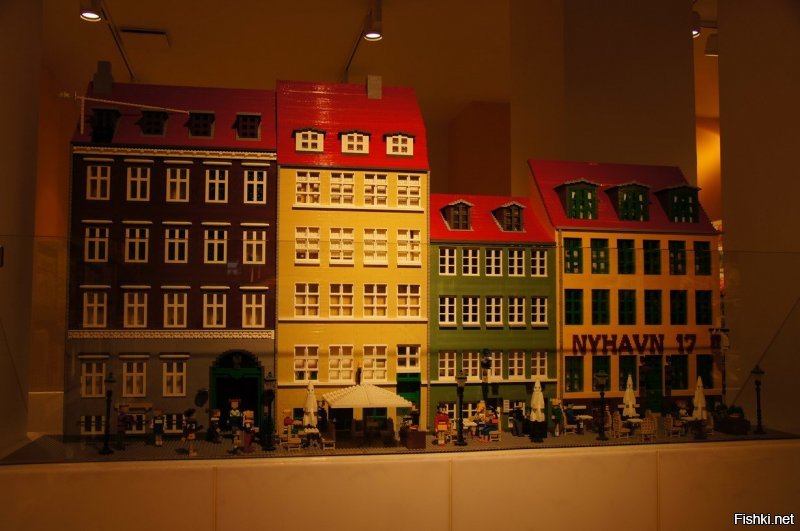В магазине LEGO в Копенгагене тоже неплохие фигуры, картина метра 4 высотой на входе и местные достопримечательности