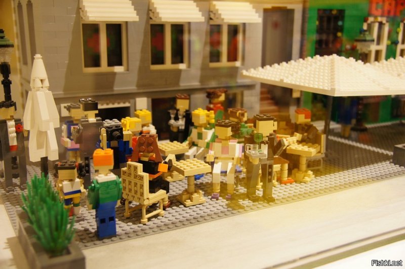 В магазине LEGO в Копенгагене тоже неплохие фигуры, картина метра 4 высотой на входе и местные достопримечательности