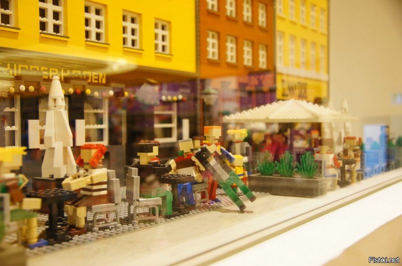 В магазине LEGO в Копенгагене тоже неплохие фигуры, картина метра 4 высотой на входе и местные достопримечательности