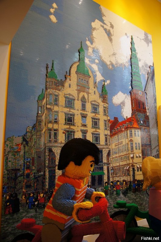 В магазине LEGO в Копенгагене тоже неплохие фигуры, картина метра 4 высотой на входе и местные достопримечательности