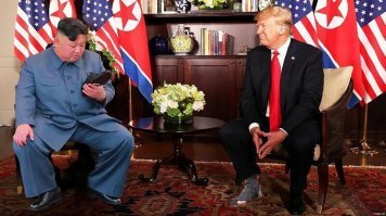 Он тут одел