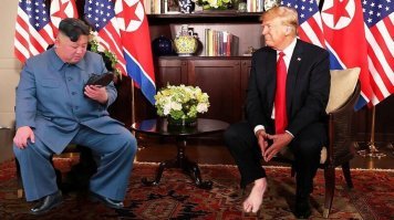 Ким Чен Ын примерил ботинок и стал героем фотожаб и мемов