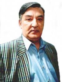 Александр (Сандро) Георгиевич Товстоногов. 
Родился 30 апреля 1944 года в Тбилиси - умер 19 декабря 2002 года в Санкт-Петербурге. 
Советский и российский актер театра и кино, театральный режиссер. Заслуженный деятель искусств Грузинской ССР (1978). 
Сын гениального театрального режиссера Георгия Товстоногова, руководителя легендарного ленинградского БДТ.
С 1974 по 1979 год был главным режиссёром Тбилисского русского драматического театра имени А. С. Грибоедова.
В 1978 году ему было присвоено почетное звание Заслуженный деятель искусств Грузинской ССР.
В 1980-е годы - главный режиссёр Московского драматического театра им. К. С. Станиславского.
Кроме Москвы много работал и в других городах России, также за рубежом - как в театрах, так и в вузах. 
Долго искал своё место в жизни, ставил спектакли на периферии, воевал в Югославии.
В последние годы жизни Александр Георгиевич был штатным режиссёром Санкт-Петербургского театра «Русская антреприза» имени Андрея Миронова. Последней работой режиссёра, начатой в июне 2002 года и которой не было суждено осуществиться, стала постановка «Гамлета» с Дмитрием Исаевым в главной роли. Художественное оформление и сценографию будущего спектакля придумал сам режиссёр.
Незадолго до смерти снялся в небольшой роли в криминальном детективе «Бандитский Петербург - 5 (Опер)», в котором сыграл Магомета Джабраилова.
Умер от инсульта 19 декабря 2002 года в Санкт-Петербурге. У него случился удар прямо в здании Театральной академии, бывшего ЛГИТМиКа, и в больнице он скончался не приходя в сознание.