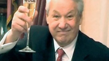 Дорогие россияне и россиянки, ик! Сегодня наши войска вошли в Грозный, чтобы навести там конституционный порядок, понимаешь. Как заверил меня наш великий стратег генерал Грачев, боевые действия закончатся черз две недели, с минимальными потерями. Один полк наших десантников - и эта ситуёвина будет разрулена, однозначно. С новым годом вас, ик!, россияне и россиянки!