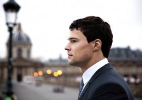 А он-то чего здесь делает?