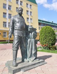 Он теперь памятник!