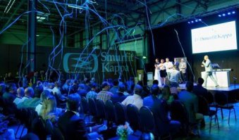 Самая большая коробка в мире (для спама). 
Высота – 20 м
Ширина – 40 м
Периметр – 120 м
Длина двухсторонней ленты – 100 м
Вес – 1400 кг
Количество используемых скоб – 3000 шт.

Огромная картонная конструкция весом почти полторы тонны.