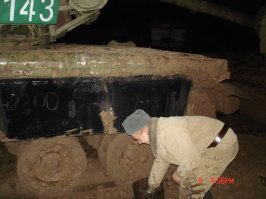 Служил в танковой части, ее правда расформировали уже...Но я думаю танкисты меня поймут как ведром с водой из ближайшей лужи можно помыть танк-))На фото не я, а мой дух-) Самое главное с улыбкой ко всему подходить-))