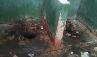Большинство промахивается, особенно на трассе туалеты показательные.
Наверно это статистика тех, кто увернулся от встречной фуры.
Некоторые даже до дырки не успевают.