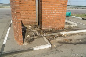 Большинство промахивается, особенно на трассе туалеты показательные.
Наверно это статистика тех, кто увернулся от встречной фуры.
Некоторые даже до дырки не успевают.