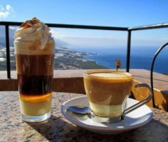 Barraquito  con licor  запомнил с первого раза :-)
======
Рецепт barraquito: в небольшой стакан последовательно наливают сгущёнку, испанский цитрусовый Ликёр 43 и кофе. Сверху выкладывают молочную пенку и посыпают корицей. Сюрприз/секрет/изюминка – цедра лайма размером с ноготок, который прячут в верхних слоях напитка-десерта