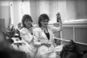 Скорее вторая половина 80-х, причёски не те.