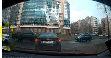Белая тачка конечно мешала обзору, но водителю всё-равно надо было это учесть.