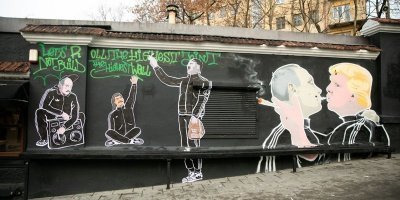 Двое художников из Нидерландов преобразили скучную кирпичную стену, но свой след оставили и жители
