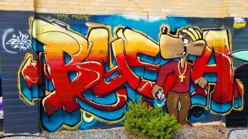 Это муралы, а граффити это рисование баллончиком краски. Вот пример