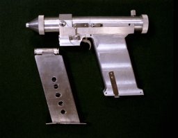 Тема Советских лазерных пистолетов вообще нераскрыта, как неизвестная автору...

Да, это настоящие портативные лазерные пистолеты, они были разработаны в 1980-е специально для космонавтов. Они работают при помощи ракетных вспышек и изначально задумывались, чтобы отключать оптические датчики на вражеских космических кораблях и их спутниках. Говорят, с помощью такого лазерного луча можно было даже прожечь щиток шлема или ослепить человека с расстояния в 20 метров. 

Разработка волоконного устройства велась за счет коллективных усилий ученых и военных-ракетчиков и получила следующие параметры:

величина излучения – от 1 до 10 джоулей;
калибр – 10 мл;
длина ствола – 18 см;
режим стрельбы – полуавтоматический;
дистанция стрельбы – 20 метров.

Разработки советских ученых позволили создать короткоствольное оружие, которое работает на пиротехнических патронах (в обойме 8 штук). Каждый заряд представлял собой емкость с кислородом, фольгой из циркония и солями металла. За активизацию отвечала электрическая искра, которая образовывалась от миниатюрной батарейки. После этого мгновенно образовывалась температура, превышающая 4700 градусов, которая затем трансформировалась в луч. Чтобы обеспечить полуавтоматический способ работы, отработанные заряды выбрасывались из патронника, а на их место из обоймы становились новые.

Пистолет ТП-82 стал основой для того, чтобы разрабатывать лазерное оружие новых поколений, к примеру, дамский однозарядный револьвер. Полученный опыт был использован и в гражданской сфере: на основе образца изобрели даже медицинский прибор.

Несмотря на перспективность изобретения, дальше испытаний дело не пошло. Линию по производству пиротехнических патронов закрыли, а уникальный проект советского периода сегодня можно увидеть разве что в городе Серпухов, где расположен Музей военной академии.