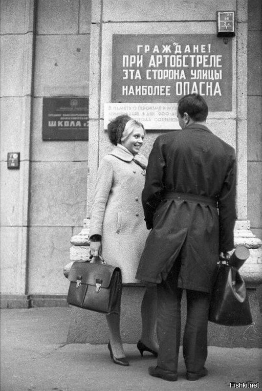 Немного конкретизирую дату снимка:
Фото с Невского проспекта, дом 14... была восстановлена в 1968 году.