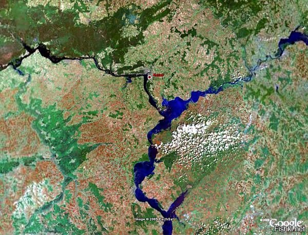 А в Каспий впадает всё же Кама ибо -  территория Волга объединяет меньшее количество рек и уступает Камскому бассейну (66,5 тыс. рек против 73,7 тыс.).

Расход воды Камы в месте её слияния с Волгой   4300 м /с, а Волги   3100 м /с. 
До слияния Волги и Камы длина Камы составляет 1882 км (до строительства плотин длина Камы была 2030 км), против 1390 км у Волги.Волга   поворачивает почти на 90 градусов). Нижняя Волга и сегодня служит как бы естественным продолжением Камской, а не Волжской долины.

С научной точки зрения согласно большинству гидрологических признаков Кама является главной рекой, а Волга   её притоком. Однако, учитывая важнейший исторический фактор, а именно   объединяющую роль реки Волги в создании единого Российского государства, часть реки от места слияния Волги с Камой до Каспийского моря принято считать продолжением Волги, а не Камы. В современности река Кама считается притоком реки Волга, точнее   притоком Куйбышевского водохранилища на реке Волге.
На картинке Волга слева
