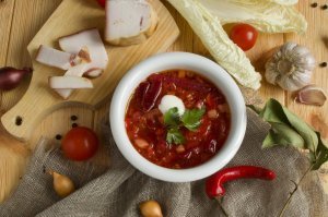 Борщ и солёное сало придумали не каклы, а древние римляне. Борщ был одним из традиционных италийских овощных супов (овощи вообще были основной их пищей вместе с хлебом), а засоленное свиное сало (лярва) входило в рацион римских рабов и легионеров из-за дешевизны, питательной ценности и возможности длительного хранения в походах.