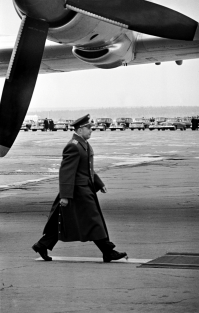 И вот, первый в мире космонавт, советский человек майор Юрий Гагарин широко шагает по ковровой дорожке от трапа самолёта к установленной у кромки взлётного поля правительственной трибуне. За ним жадно следят миллионы глаз – передача транслируется в прямой телеэфир. А тут – шнурок развязался!

Почему-то это так взволновало диктора Юрия Левитана, что перехватило голос. Ему вновь пора к микрофону – читать обращение ЦК КПСС к «советскому народу, народам всего мира, всему прогрессивному человечеству» о великом историческом событии, тут надо сконцентрироваться – а у Гагарина развязались шнурки на ботинках. «Не споткнулся бы», - горячо желал Левитан. В студии кто-то ойкнул и вслух повторил те же слова.
Это уже потом из рассказа самого Юрия Гагарина Левитан узнает точно, что это был не шнурок, а подвязка от носка. Во время того самого исторического прохода Гагарина к встречавшим его Хрущеву, Брежневу, Суслову отстегнувшаяся подвязка больно била по ноге. Но Юрий Алексеевич не споткнулся.