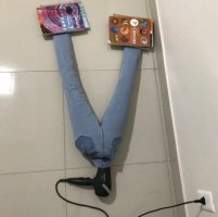Варианта всего два:
1. В течение нескольких минут фену кранты без права реанимации, если он дешевенький.
2. В течение нескольких минут, если фен нормально сделан, сработает контроллер температуры и фен отрубится. Включить его снова получится только когда остынет.