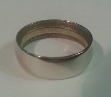 Сейчас на любом рынке коллекционеров, этого добра до пояса и больше. 
У меня наверно почти треть этого списка дома в альбоме лежит и ещё много повторов в баночке. 
Я даже колечко из "Ленина" сделал. Внутри надпись осталась, "100 лет со дня рождения" и т.д.