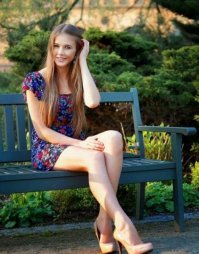 Так ну ладно, уже прогресс. Она хотя бы более-менее симпатичная на мой взгляд. Такая же искусственная как сотни других моделей, но уже что-то. 
НО во-первых ей 20 лет, а выглядит она явно на больше. Причем наверняка не обошлось без пластики. Я вообще считаю что одним из главных условий конкурсов красоты должно быть отсутствие каких-либо хирургических вмешательств во внешность. 
Во-вторых, как уже писали, даже среди моих знакомых, бывших одногруппниц из универа, коллег по работе и т.д.  найдутся более симпатичные и "натуральные". 
Ну и в третьих, касательно фотки в купальнике, фигуры всем нравятся разные, не берусь судить. Но не в моем вкусе. Хотя я далеко не любитель типажа "жопа с тумбу и сиськи как арбузы", но тут совсем как-то плоско. Причем есть девушки с маленькой грудью, которые все равно выглядят сексуально, а она.. ну по мне так кукла куклой, никаких желаний не вызывает.

И напоследок, просто рандомное фото девушки найденной в гугле. ИМХО не хуже, а то и лучше