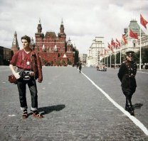 Мне одному кажется, что интурист несоразмерен по сравнению с милиционером? В России вроде как не карлики обитают. А уж для охраны Кремля всегда высоких набирали... Кроме того, если на площади никого нет, милиция по периметру никого не пускает, то с какого это перепугу для него сделали исключение?... Попахивает монтажом...