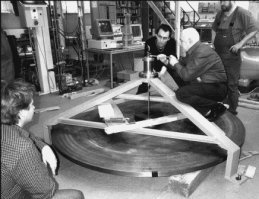 Был такой профессор Гулиа Нурбей Владимирович. Одно время эксперт в передаче "Это вы можете". А до этого руководитель кафедры термеха в Курском политехе и изобретатель супермаховика. В политехе были два собственных автобуса, курсирующих между корпусами (километров 15). Так вот он их и переделал. Автобус стоял пару под раскруткой, в перерыв делал рейс туда-обратно с полной загрузкой студентами, и снова под раскрутку. Пару лет они исправно мотались по городу, а потом профессор убыл в Москву, и никто толком не знал как за маховиками ухаживать. Ну их спустя недолго и раскорячило. Автобусы долго стояли на приколе, не знаю куда дели, наверное списали в металлолом. А идея была стоящая.